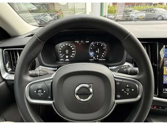 Volvo V60 2.0 B4 Momentum Bus. 2022 Benzine 8