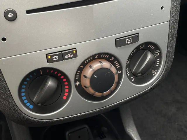 Opel Corsa 1.4-16V Cosmo 2012 Benzine 16
