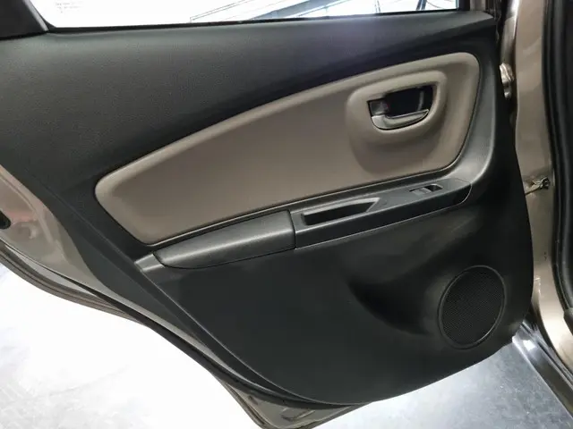 Toyota Yaris 1.3 VVT-i Dynamic Bi-Tone 2016 Benzine 18