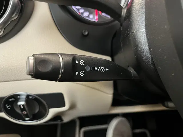 Mercedes-Benz GLA 180 Business Solution 2018 Benzine 33