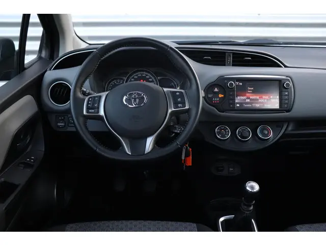 Toyota Yaris 1.3 VVT-i Aspiration, 2015 Benzine 13