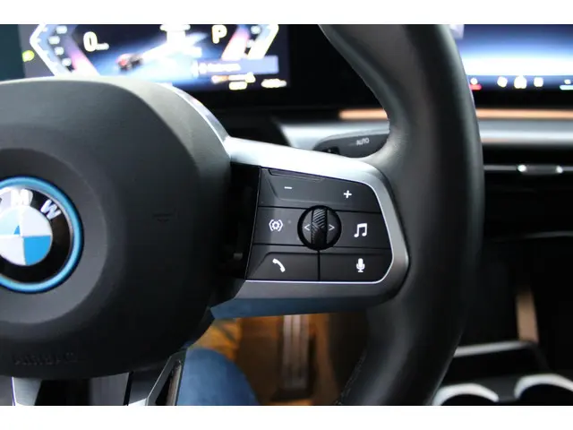 BMW iX2 EDrive20 67 kWh/M-Pakket/Pano 2024 Elektrisch 19