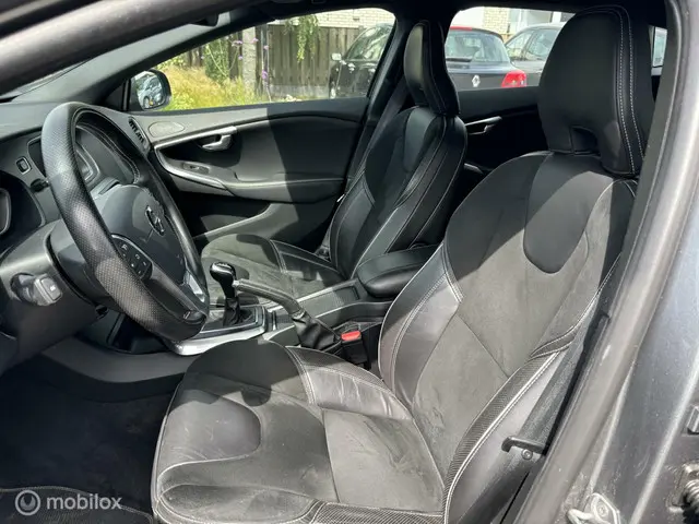 Volvo V40 2.0 T2 R-Design 2019 Benzine 10