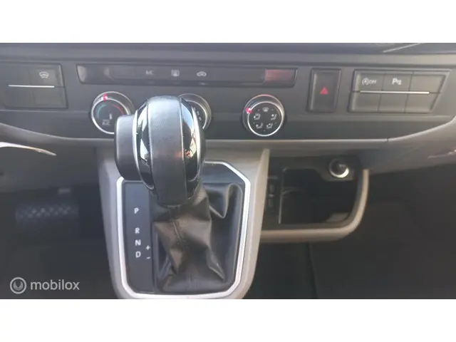 Volkswagen Transporter 2.0 TDI L2H1 30 DC 2021 Diesel 16