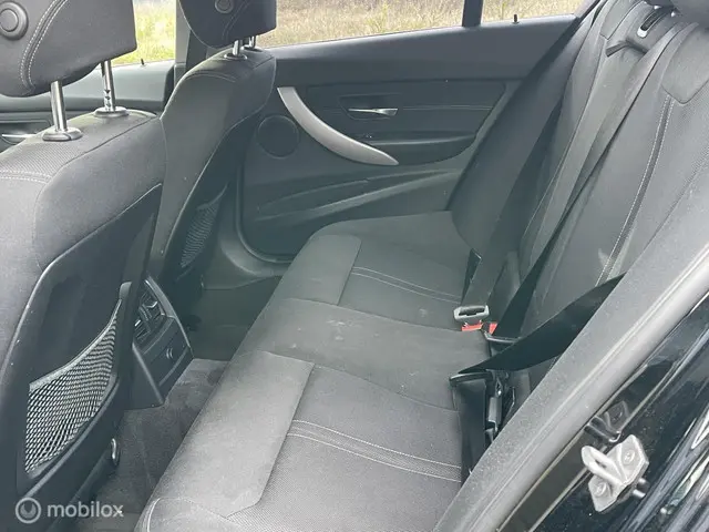 BMW 3 Serie 318i 2018 Benzine 17