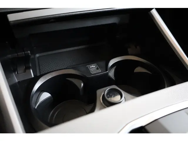 BMW 3 Serie Sedan 320e 2023 Hybride Benzine 18