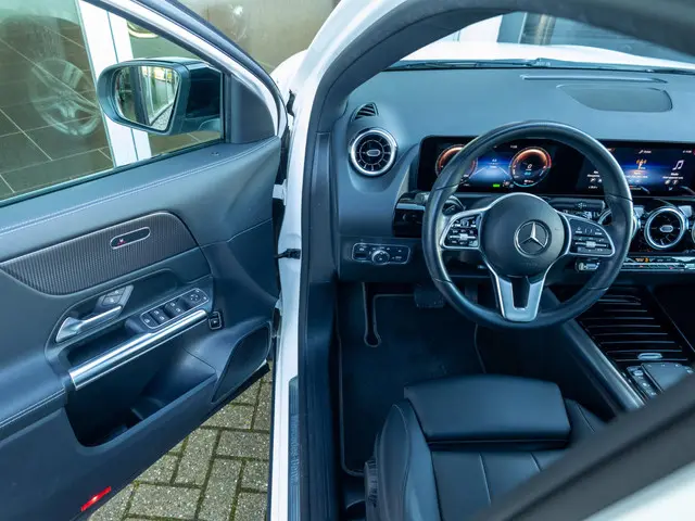 Mercedes-Benz GLA 250 e 2021 Hybride Benzine 18