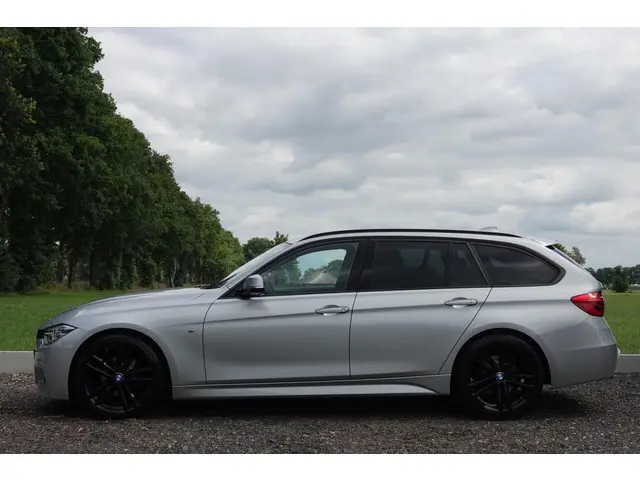 BMW 3 Serie Touring 320i 2017 Benzine 10