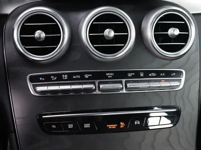 Mercedes-Benz GLC 300e 4MATIC 2020 Hybride Benzine 29