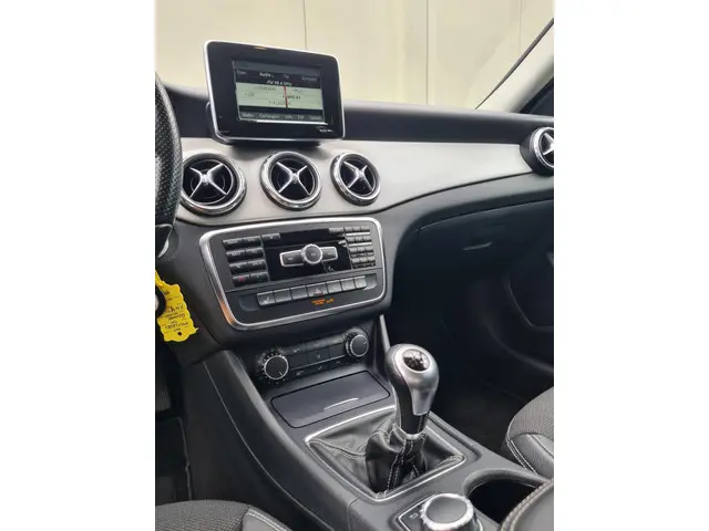 Mercedes-Benz GLA 180 Prestige 2015 Benzine 38