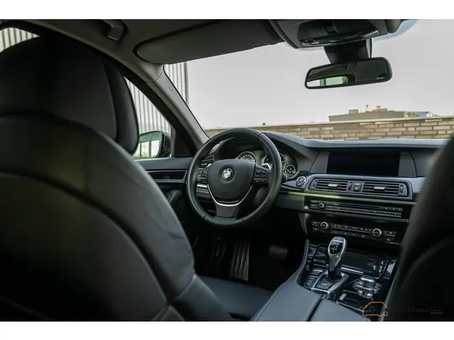 BMW 5 Serie Touring 535xi 2013 Benzine 29