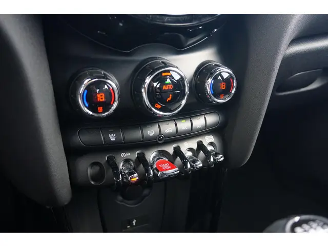 MINI 3-Deurs Cooper 2019 Benzine 17