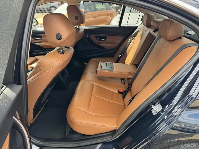 BMW 3 Serie 320i Upgrade Edition 2013 Benzine 30