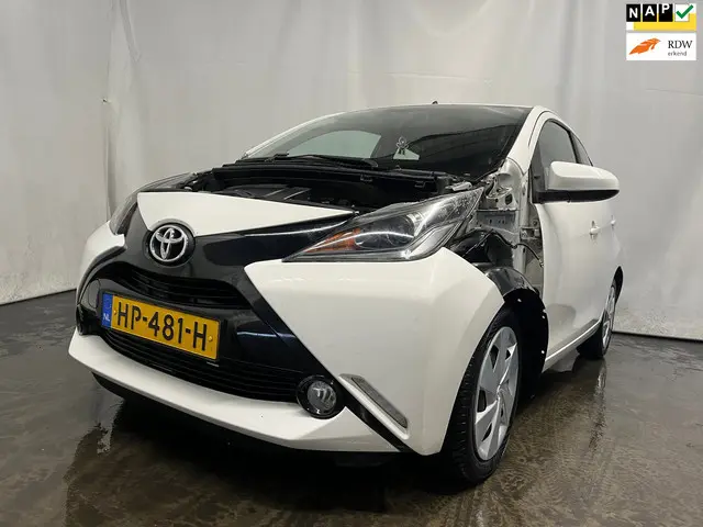 Toyota Aygo 1.0 VVT-i x-play - Schade 2015 Benzine 1