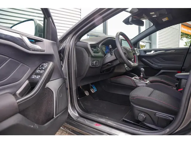 Ford Focus 1.0 EcoBoost Hybrid ST Line 2024 Benzine 6