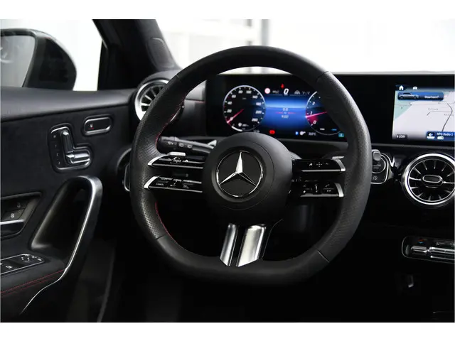 Mercedes-Benz A-Klasse 200 AMG Line 2023 Benzine 24