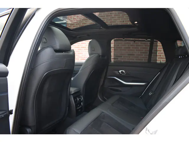 BMW 3 Serie Touring 330e M-Sport 2023 Hybride Benzine 75
