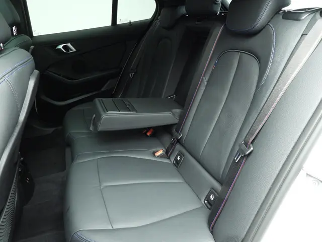 BMW 1 Serie 5-deurs 118i 2024 Benzine 8