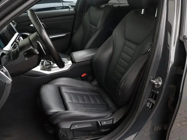 BMW 3 Serie Touring 330i High Executive 2021 Benzine 50
