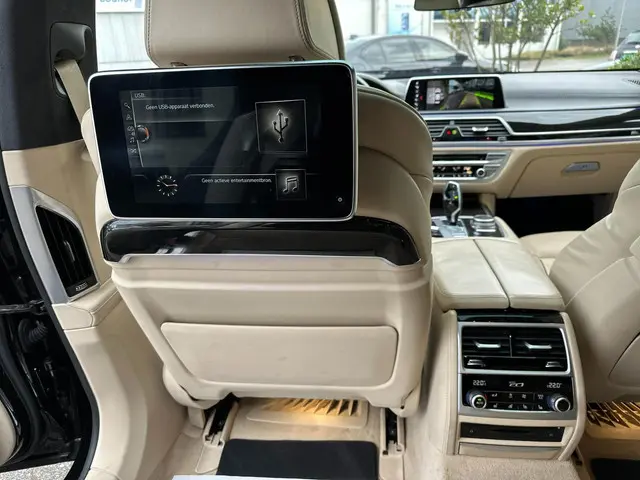 BMW 7 Serie 740Li High Executive 2016 Benzine 27