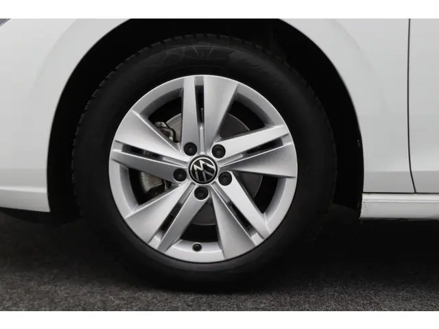Volkswagen Golf 1.0 TSI Life 2021 Benzine 24