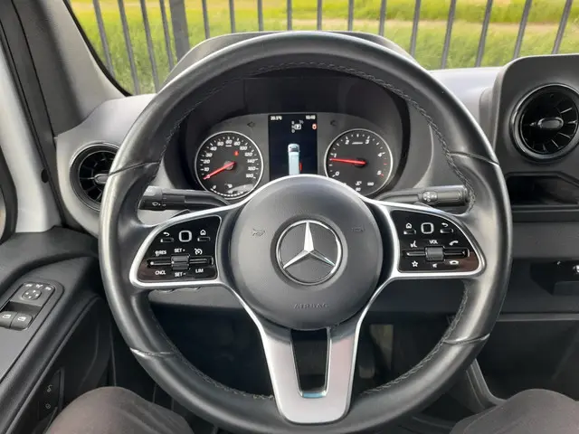 Mercedes-Benz Sprinter L2H2 2022 Diesel 28