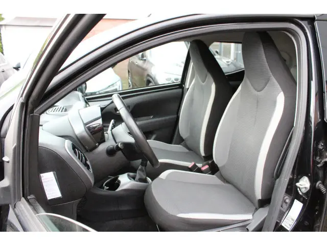 Toyota Aygo 1.0 VVT-i x-play 2020 Benzine 8