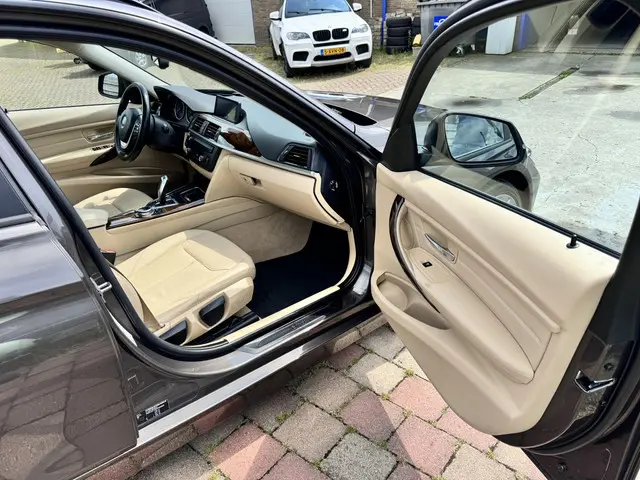 BMW 3 Serie Touring 328i High Executive 2014 Benzine 25