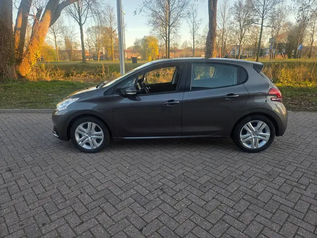 Peugeot 208 1.2 PureTech Signature Navi 2019 Benzine 3