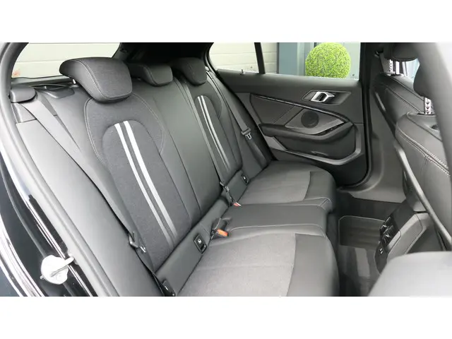 BMW 1 Serie 118i Executive Edition 2020 Benzine 29