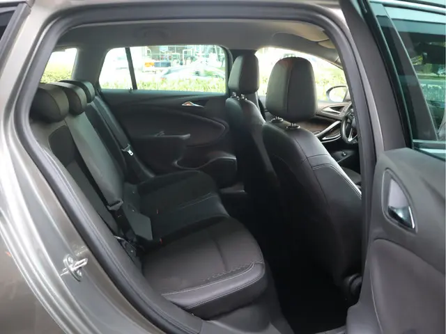 Opel Astra Sports Tourer 1.4T Innovation 2016 Benzine 4