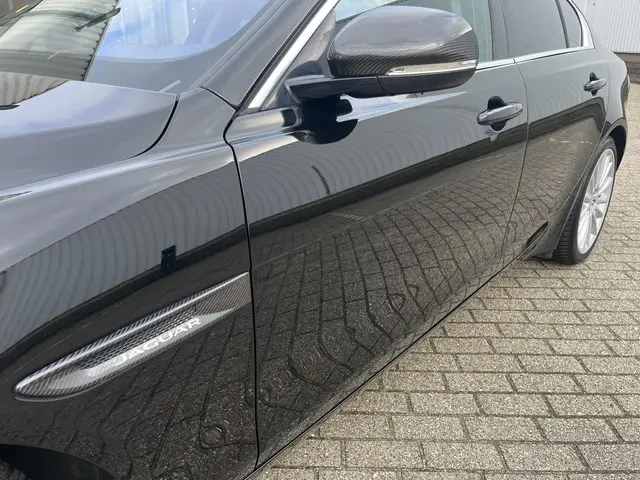 Jaguar XE 2.0 Portfolio 2015 Benzine 48