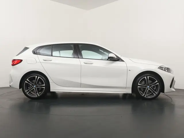 BMW 1 Serie 120i Executive 2022 Benzine 5