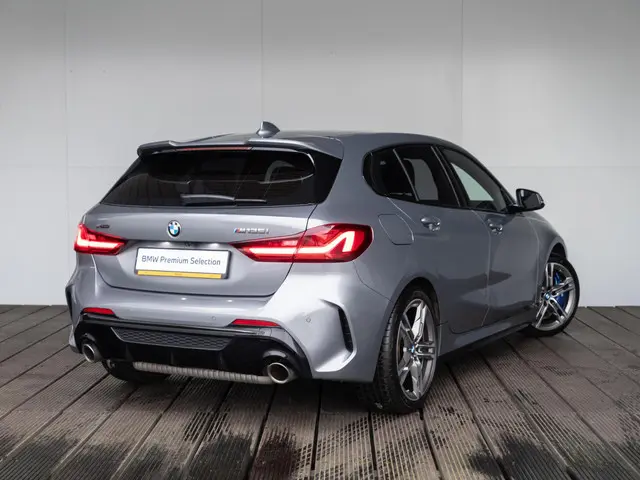 BMW 1 Serie 5-deurs M135i xDrive 2024 Benzine 2
