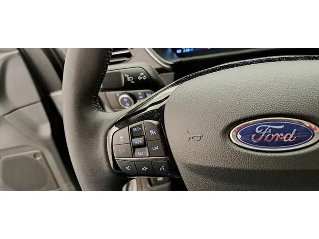 Ford Kuga 2.5 FHEV Titanium 2025 Hybride Benzine 10