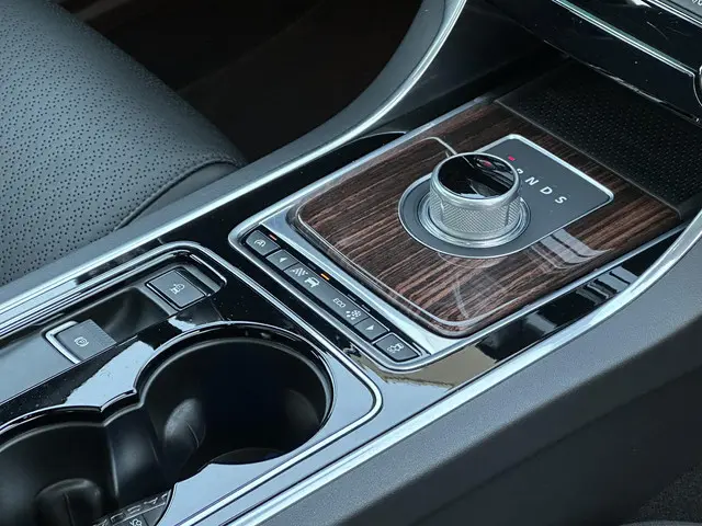 Jaguar XE 2.0 Portfolio 2015 Benzine 4