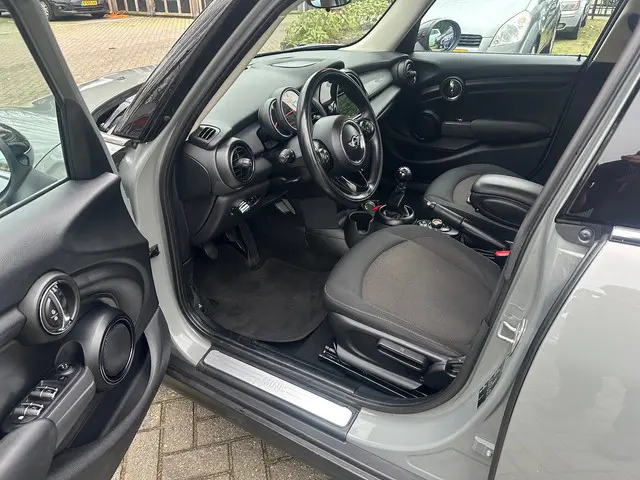 MINI Cooper Mini 1.5 Business , navigatie , pdc 2017 Benzine 9