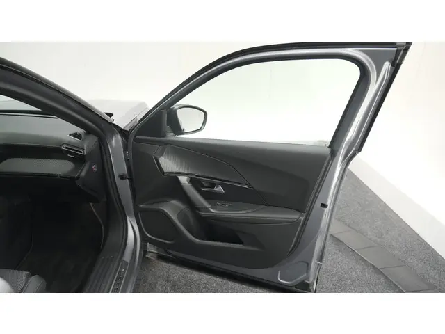 Peugeot 2008 PureTech 130 EAT8 GT 2024 Benzine 69