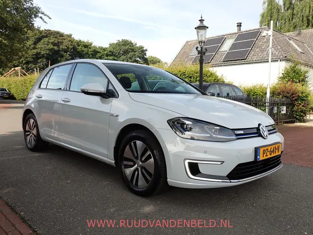 Volkswagen e-Golf 3