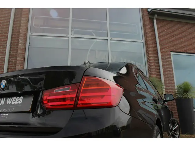 BMW 3 Serie 316i Executive 2013 Benzine 19