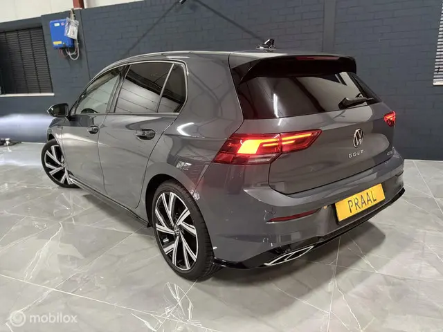 Volkswagen Golf 1.5 eTSI R-Line 2023 Benzine 2