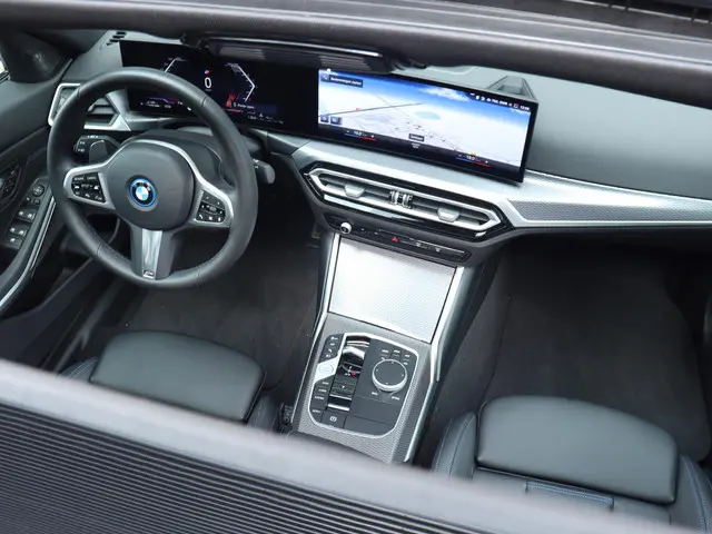 BMW 3 Serie 330e xDrive 2024 Hybride Benzine 13