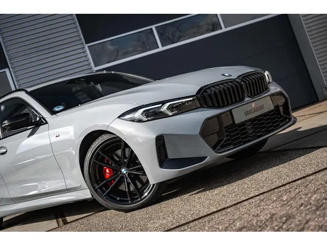 BMW 3 Serie Touring 320i High Executive 2023 Benzine 24