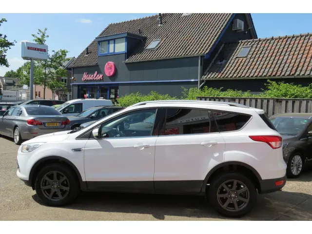 Ford Kuga 1.5 Trend , AIRCO , NAVI , LM VELG 2016 Benzine 4