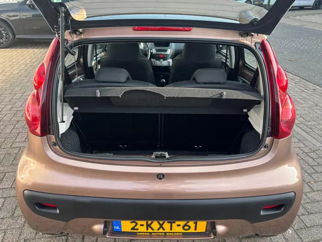 Peugeot 107 GERSEVEERD 2013 Benzine 12