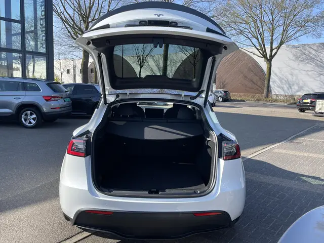 Tesla Model Y Performance AWD 75 kWh 2023 Elektrisch 6