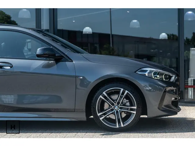 BMW 1 Serie 118i M-Sport | Pano | Leer 2021 Benzine 47
