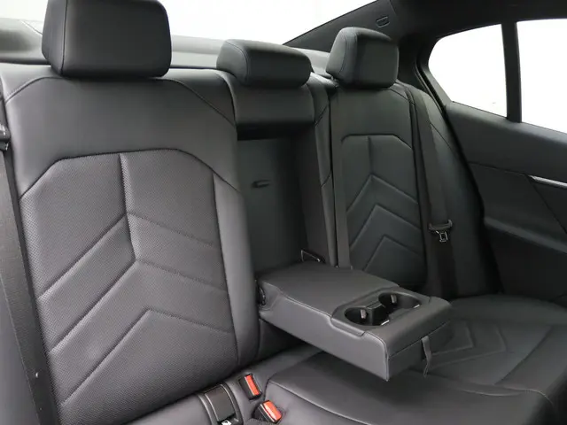 BMW 5 Serie Sedan 550e xDrive 2024 Hybride Benzine 27