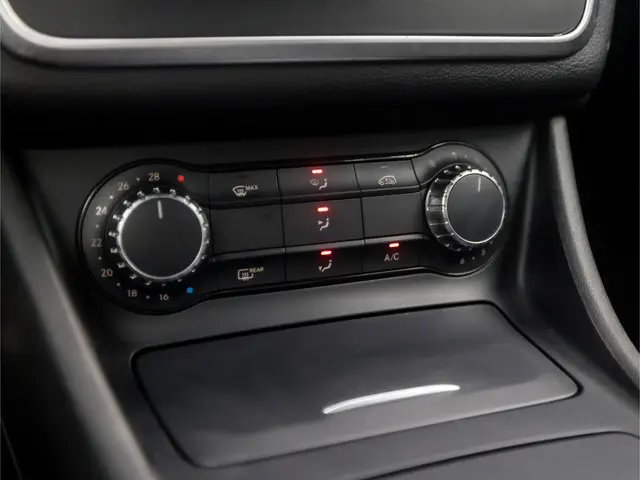 Mercedes-Benz CLA 180 AMG Edition 1 2014 Benzine 11