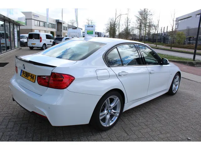 BMW 3 Serie 316i Executive 2015 Benzine 6